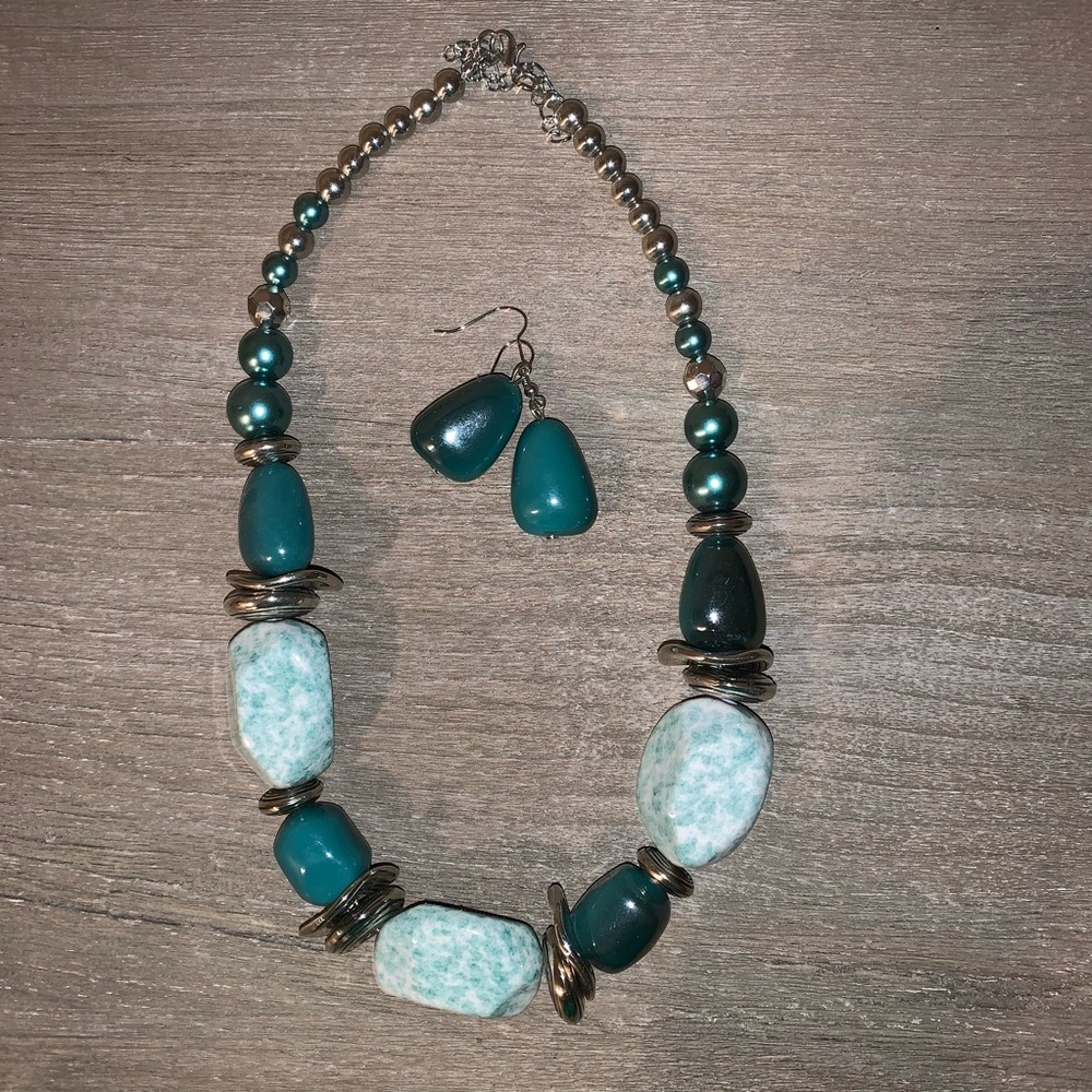 🌷5/$13 Chunky necklace/earrings
